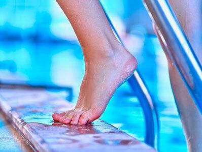 Zehennagel Pilz Infektioun kann am Pool optrieden
